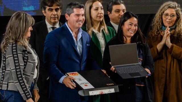 Orrego entregó más de 5.000 notebooks a docentes sanjuaninos