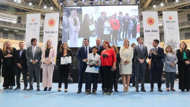 Orrego comenzó la entrega de netbooks para estudiantes de 5.º y 6.º Grado