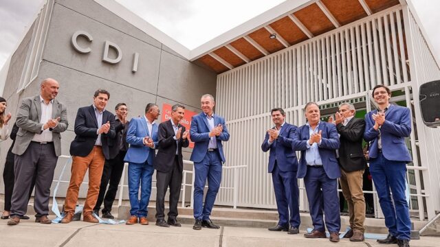 En Valle Fértil: Orrego inauguró obras clave y entregó computadoras a docentes y estudiantes