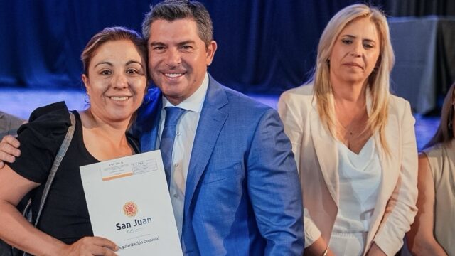 🏡 Orrego entregó escrituras y viviendas en un acto que beneficia a más de 400 familias sanjuaninas