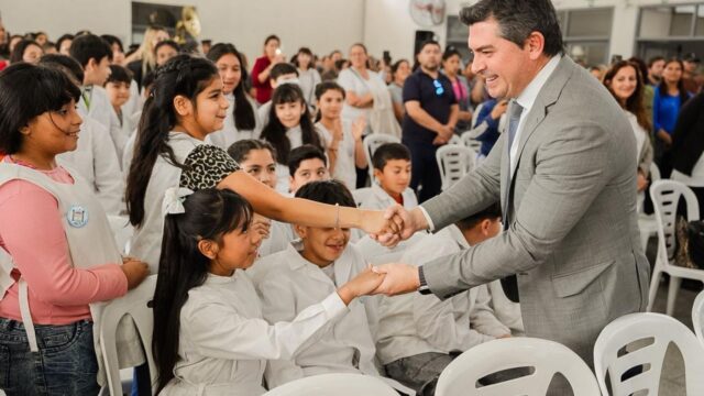💻 Orrego entregó 2.345 netbooks a estudiantes de Rivadavia