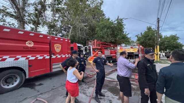 🚒&nbsp;Incendio en una fábrica de telas en Rivadavia: pérdidas superiores a los $60 millones