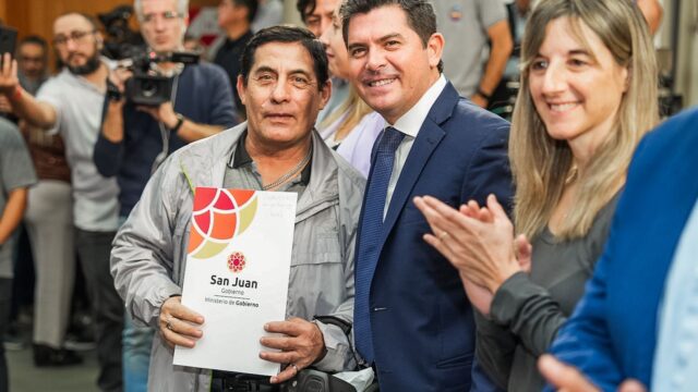 🏡 Orrego entregó actas que garantizan seguridad legal a familias de siete departamentos