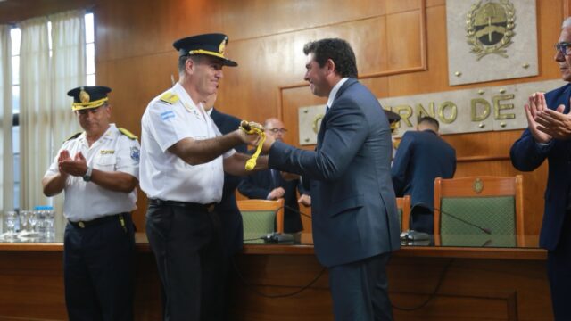 ⚔️ Histórico: entregaron sables de mando a la cúpula policial en San Juan