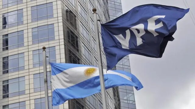 YPF: suspenden el proceso de “discovery”, pero los fondos insisten en cobrar la millonaria sentencia contra Argentina