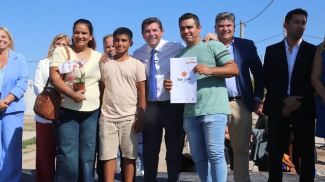 🏠 Orrego entregó casas en Sarmiento y anunció la pavimentación de una calle clave