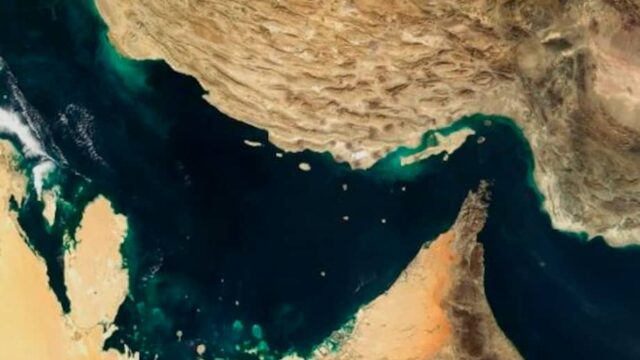 Sin señales de acuerdo a falta de 48hs para que venza el plazo fijado por Trump, EE.EUU. e Irán se aprestan para combatir en Ormuz