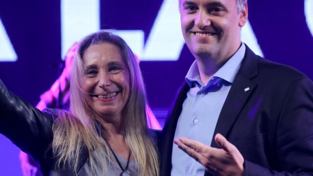 Adorni sostenido por el gobierno: viaja a Vaca Muerta junto a Karina Milei