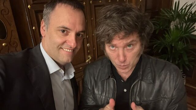 Milei recibe en Olivos a Adorni en su momento más crítico