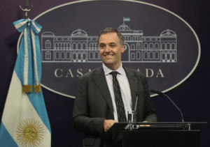 Bajo la lupa judicial: cómo es el departamento que Adorni puso a la venta en La Plata por USD 95.000