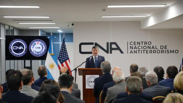 Interna en el Gobierno: la jugada de Karina contra Caputo en la inauguración del “FBI argentino”