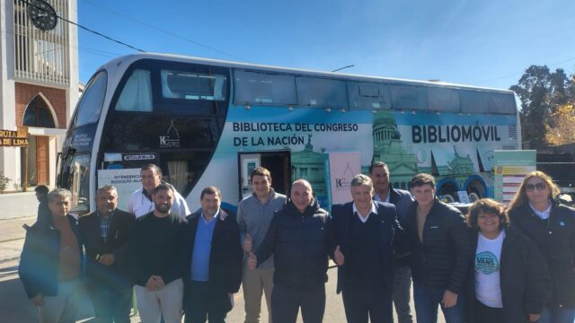 El Bibliomóvil de la Biblioteca del Congreso llegó a 25 de Mayo con una importante jornada cultural y educativa.