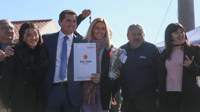 📰 Orrego entregó 105 viviendas en Ullum: “Cumplimos el sueño de muchas familias”