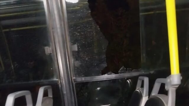 Atacaron a piedrazos a un colectivo con pasajeros en Pocito y destrozaron la luneta trasera