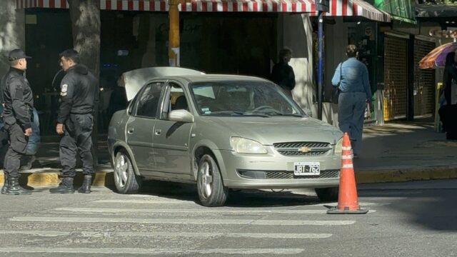 Choque en el microcentro de San Juan: investigan cómo un auto terminó en contramano en Mendoza y Laprida
