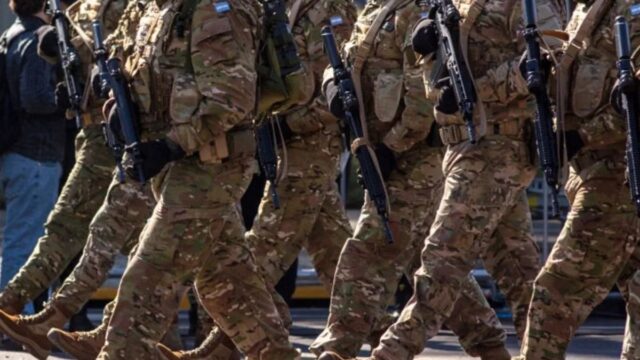 Fuerzas Armadas: el Gobierno creó un nuevo plus salarial para militares con títulos universitarios y de posgrado