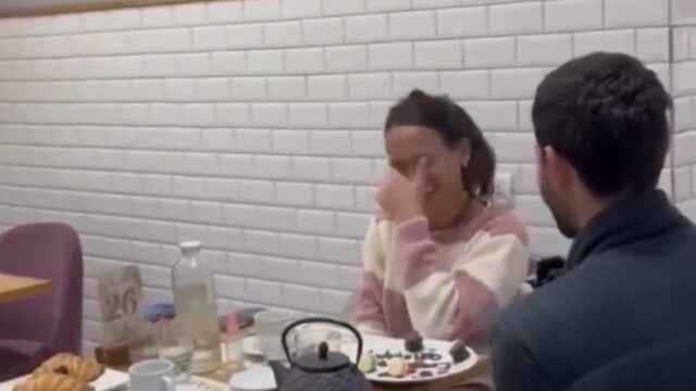 Una propuesta de casamiento emocionó a todos en una cafetería de Mendoza y se volvió viral