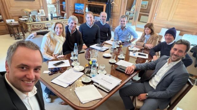 Milei pausa las reuniones de Gabinete y de la mesa política mientras crece la tensión interna por el caso Adorni
