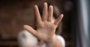 Abusó de su hija mientras cumplía arresto domiciliario y recibió 15 años de cárcel