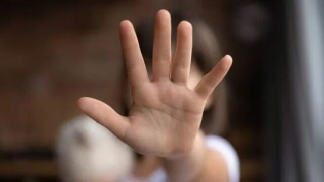 Abusó de su hija mientras cumplía arresto domiciliario y recibió 15 años de cárcel