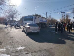 Chocaron un camión municipal y un auto en una esquina de Albardón