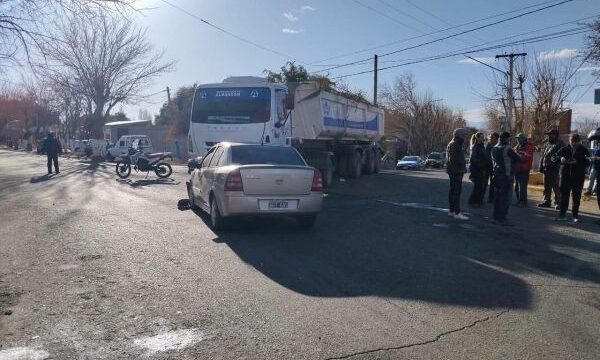 Chocaron un camión municipal y un auto en una esquina de Albardón