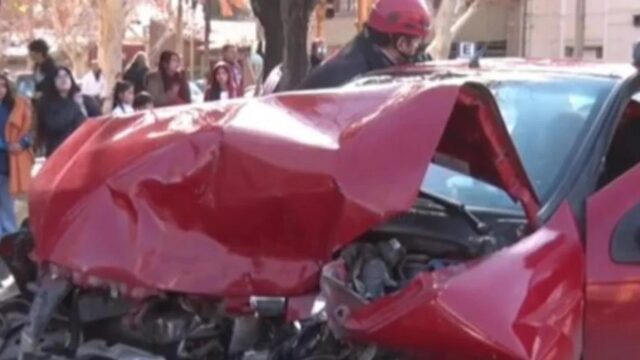 Choque en cadena frente a una escuela dejó dos heridos en Capital