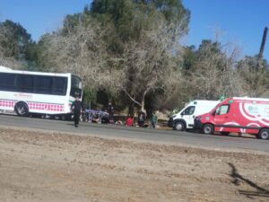 Choque entre un colectivo y un camión en Ruta 20 causó un gran operativo