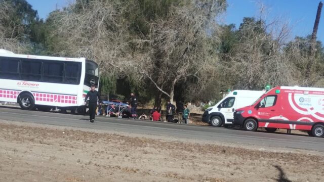 Choque entre un colectivo y un camión en Ruta 20 causó un gran operativo