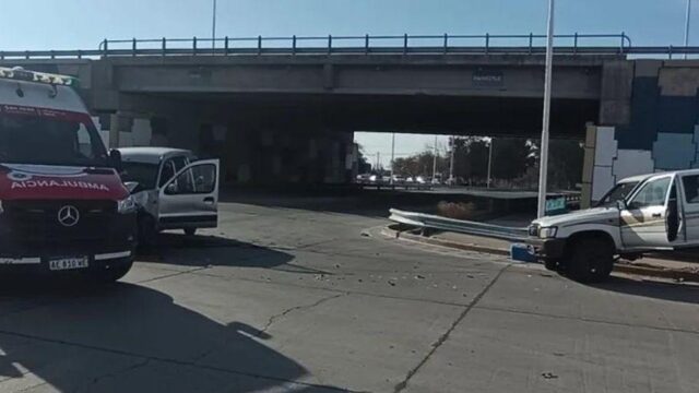 Choque entre una Kangoo y una Hilux dejó dos heridos en Pocito