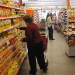 El consumo privado cayó 1,1% interanual en junio pero mejoró frente a mayo
