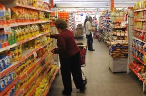 El consumo privado cayó 1,1% interanual en junio pero mejoró frente a mayo