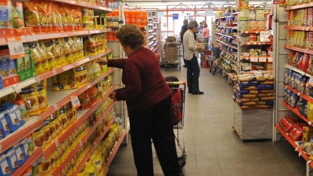 El consumo privado cayó 1,1% interanual en junio pero mejoró frente a mayo