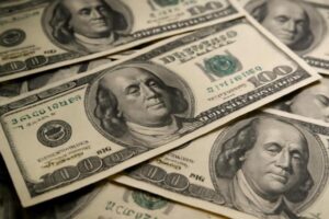 El dólar blue se mantiene por encima de los 1.500 pesos