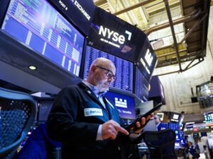 El riesgo país tocó un nuevo mínimo y quedó al borde de los 400 puntos