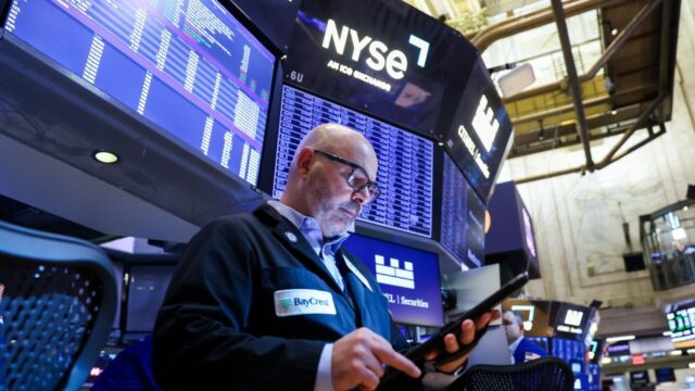 El riesgo país tocó un nuevo mínimo y quedó al borde de los 400 puntos