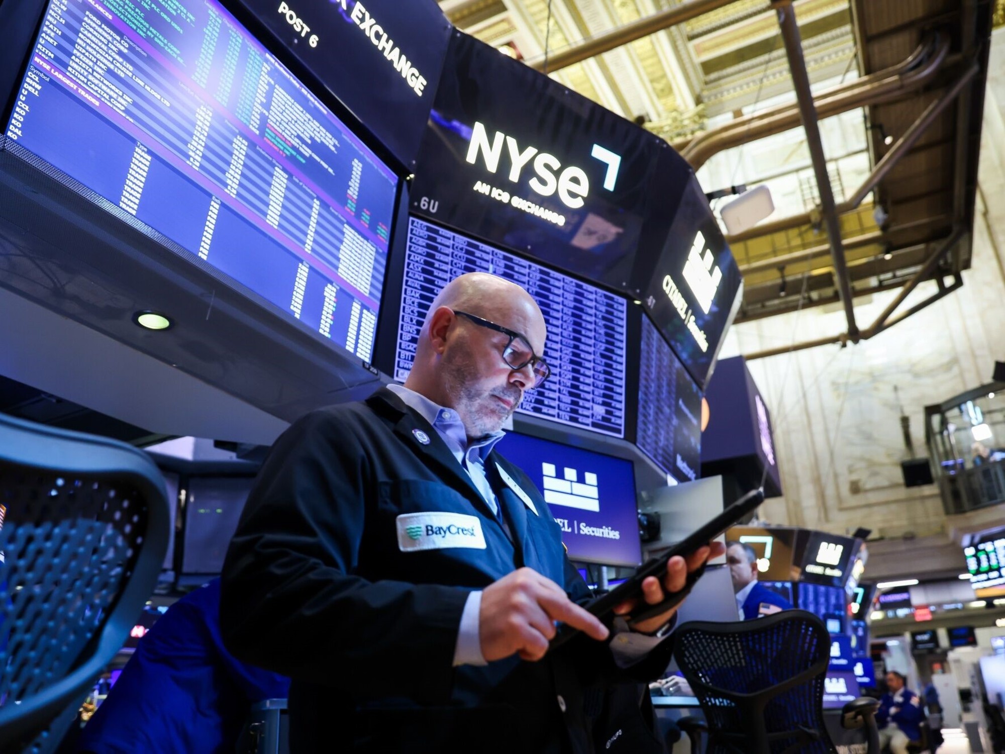 El riesgo país tocó un nuevo mínimo y quedó al borde de los 400 puntos