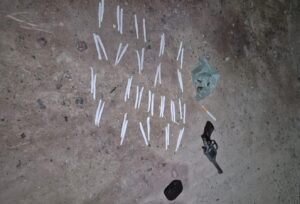 Escapó de la policía en moto y lo detuvieron con un arma y droga