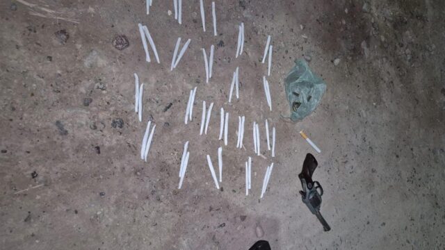 Escapó de la policía en moto y lo detuvieron con un arma y droga