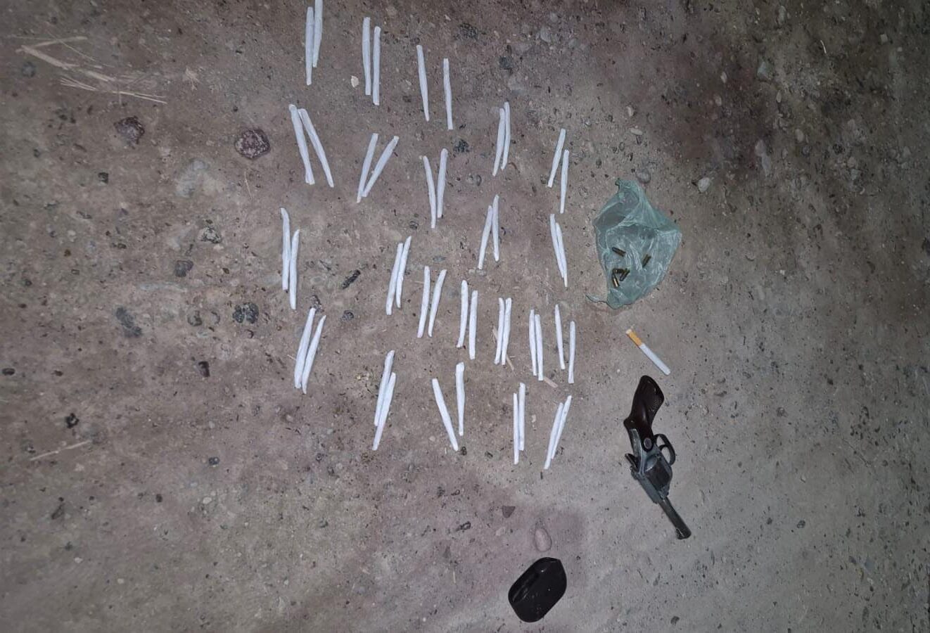 Escapó de la policía en moto y lo detuvieron con un arma y droga