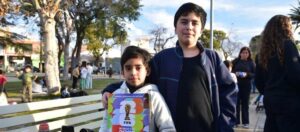 Furor por el intercambio de figuritas del Mundial en una plaza sanjuanina