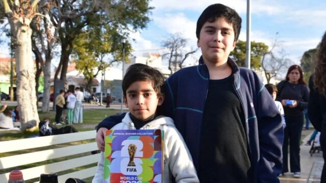 Furor por el intercambio de figuritas del Mundial en una plaza sanjuanina