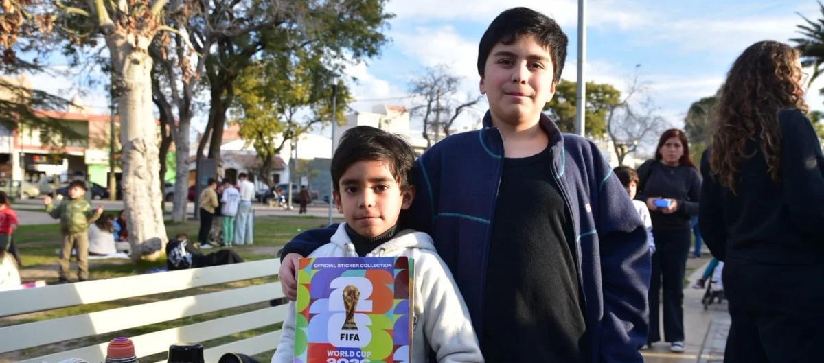 Furor por el intercambio de figuritas del Mundial en una plaza sanjuanina