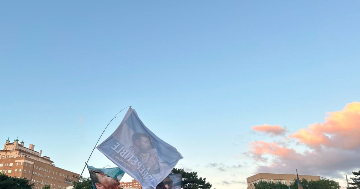 Hinchas argentinos armaron un banderazo en Kansas antes de enfrentar a Suiza