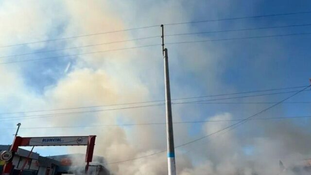 Incendio en un baldío de Rawson puso en riesgo un local de Alumetal