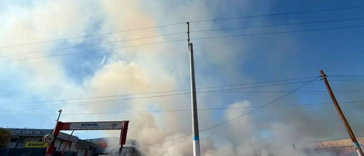 Incendio en un baldío de Rawson puso en riesgo un local de Alumetal