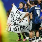 Los jugadores argentinos mostraron una bandera de Malvinas tras vencer a Inglaterra