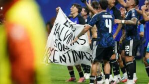 Los jugadores argentinos mostraron una bandera de Malvinas tras vencer a Inglaterra