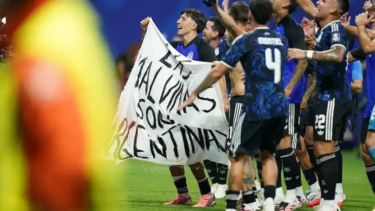Los jugadores argentinos mostraron una bandera de Malvinas tras vencer a Inglaterra