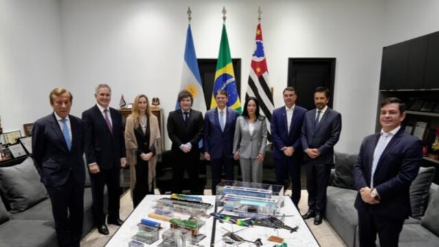 Milei viajó a Brasil para respaldar la candidatura de Flávio Bolsonaro